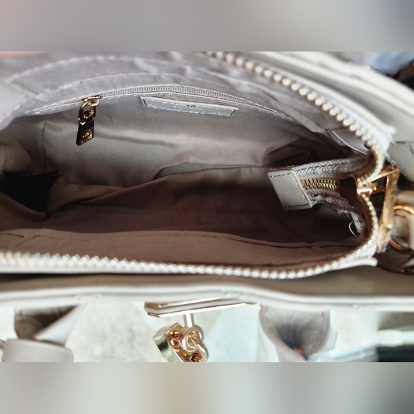 Badgley Mischka Diamond Quilted Bag With Optional Crossbody Strap In Beige! - Picture 8 of 13